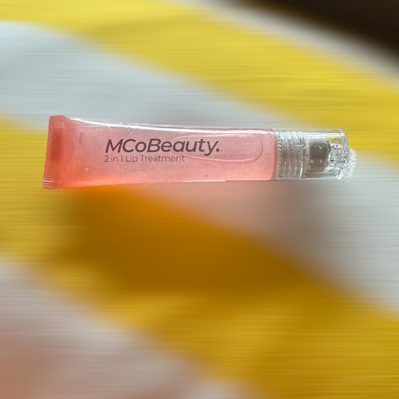 2-in-1 Glow & Treat Lip Oil, Birthday Edition, Hydrating Tint for Luscious Lips - Picture 8 of 9